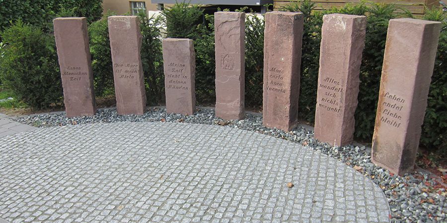 Stelen im Trauergarten des Bestattungshauses SARG-Müller